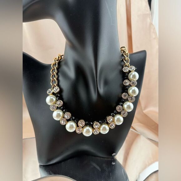 Jewelry - Elegant Gold and Pearl Necklace
